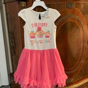 Girl birthday princess dress. size 4 but if it’s more like 5 to 6